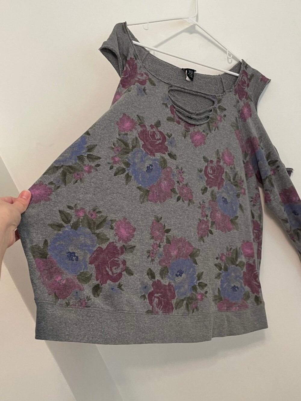 TORRID 4 Plus Size Floral Slashed Sweatshirt Gray Grey Purple Blue Grunge 2010s - Picture 12 of 16